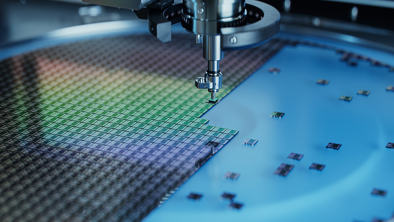 Automatisierte Pick-and-Place-Montage: Silikondrähte werden präzise aus dem Wafer extrahiert und auf das Substrat gesetzt.
